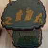1950/70′ Guéridon Maison Baguès Décor Bambou en Bronze Doré Avec Plateaux Laque de Chine Vert/Bleu Et Or 40X40 H59Cm – Image 11