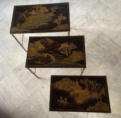 1950′ Série De 3 Tables Gigognes Maison Baguès En Bronze Doré Et Patiné , 3 Plateaux Laque de chine 60 X 36 X H 47 cm – Image 13