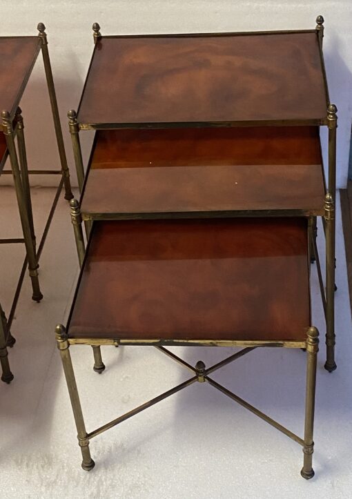 1970′ Paire de Séries De 3 Tables Gigognes Maison Baguès En Bronze Doré, 3 Plateaux Bakélite Façon Ambré – Image 9