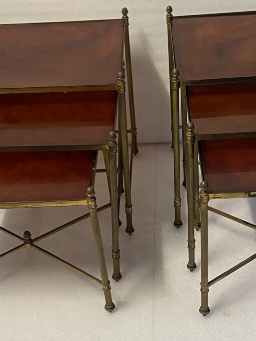 1970′ Paire de Séries De 3 Tables Gigognes Maison Baguès En Bronze Doré, 3 Plateaux Bakélite Façon Ambré – Image 7