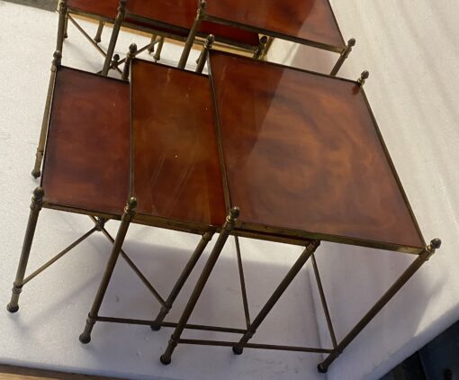 1970′ Paire de Séries De 3 Tables Gigognes Maison Baguès En Bronze Doré, 3 Plateaux Bakélite Façon Ambré – Image 3