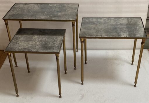 1970′ Série De 3 Tables Gigognes Maison Baguès En Bronze Patiné, 3 Plateaux Miroir Oxydé Vieilli 51 X 33 X H 42 cm – Image 2